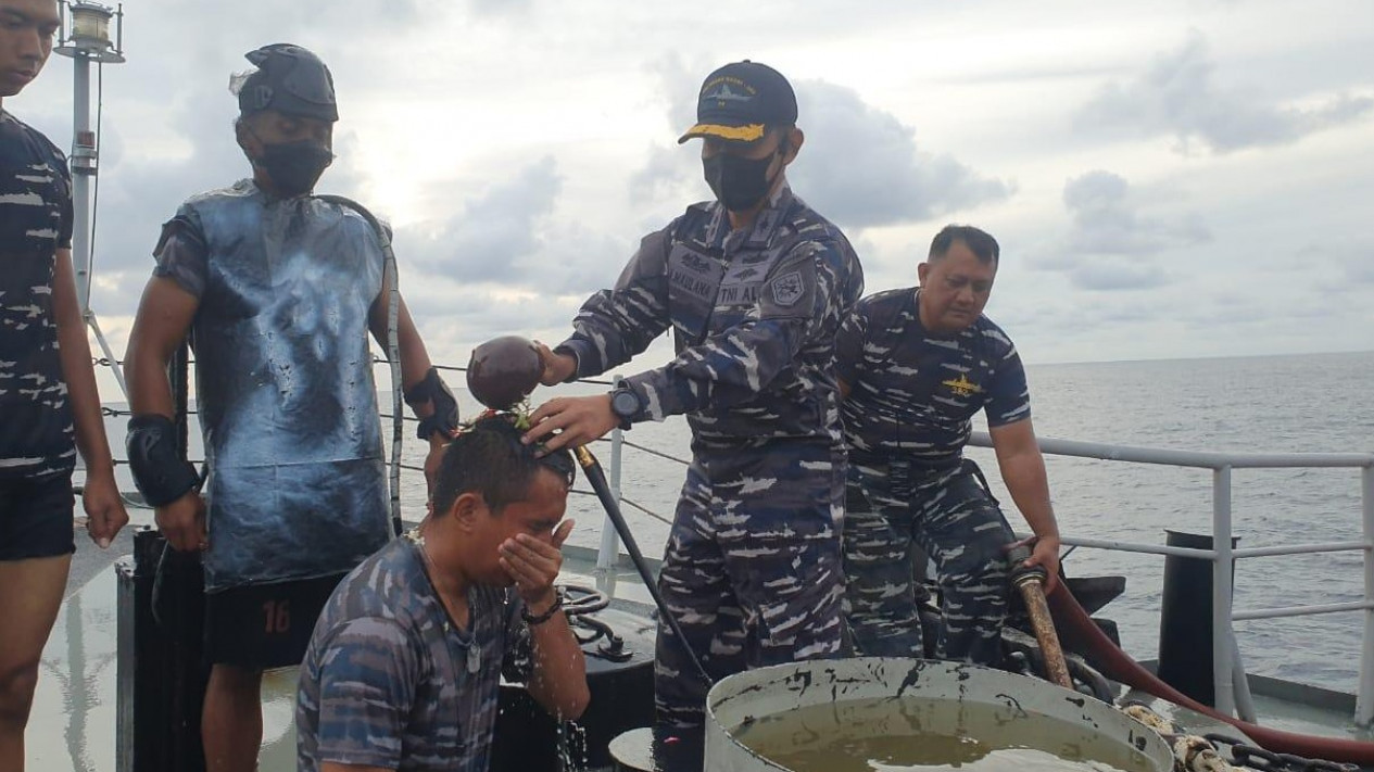 Saat Berlayar Melewati Garis Khatulistiwa, Prajurit TNI Lakukan Ritual Mandi Khatulistiwa di Kapal Perang
            - galeri foto