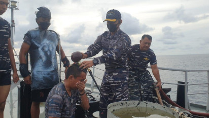 Saat Berlayar Melewati Garis Khatulistiwa, Prajurit TNI Lakukan Ritual Mandi Khatulistiwa di Kapal Perang