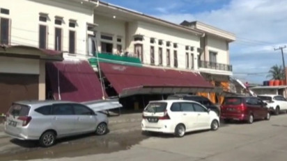 Hujan Deras dan Angin Kencang Atap Kanopi Toko Roti Timpa 3 Mobil dan 2 Motor