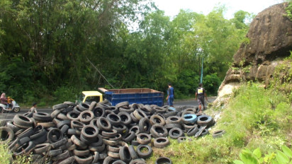 Kecelakaan Bus Pariwisata, Warga dan Relawan Buat Dinding Pengaman dari Ban Mobil