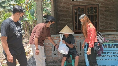 Hari Pers Nasional, Jurnalis di Kulon Progo Bagi Sembako ke Warga Terdampak Pandemi