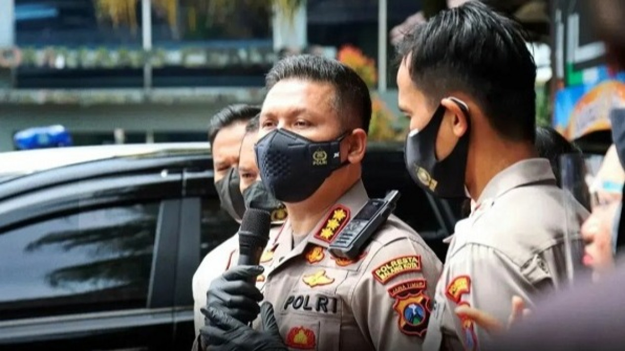 Terpapar Covid-19 Jalan-jalan di Malang Raya, Polisi Tunggu Kehadiran Reza Fahd Adrian
            - galeri foto