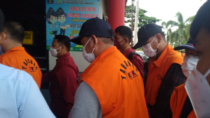 Dengan Tangan Diborgol dan Pakai Rompi Keramat 10 Anggota DPRD Resmi Nginap di LP Pakjo