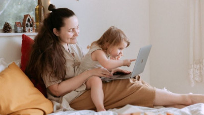 Kapan Waktu yang Tepat Untuk Mengenalkn Anak Dengan Gawai? Ini Jawabannya