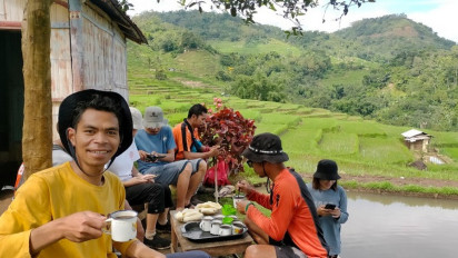 Wartawan di Manggarai NTT Isi Hari Pers Nasional dengan Trekking 7 Kilometer, Promosi Sawah yang Indah