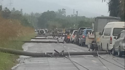 13 Tiang Listrik PLN Tumbang di Jalan Bireuen-Takengon, 2 Mobil yang Sedang Melintas Tertimpa