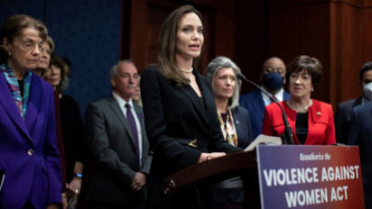 Artis Angelina Jolie Dukung UU Anti Kekerasan Terhadap Perempuan