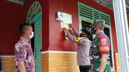 Permudah Pengawasan, Polisi Pasang Stiker Isoman di Rumah Pasien Positif Covid-19