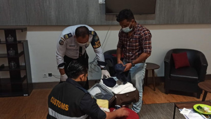 Imigrasi Bandara Soekarno-Hatta, Tangerang, Banten Tangkap Warga Negara India. Masuk ke Indonesia Gunakan Paspor Hingga Surat Vaksin Palsu