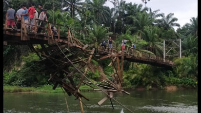 Jembatan Gantung Ambrol, Mobil Angkut TBS Terjun ke Sungai 