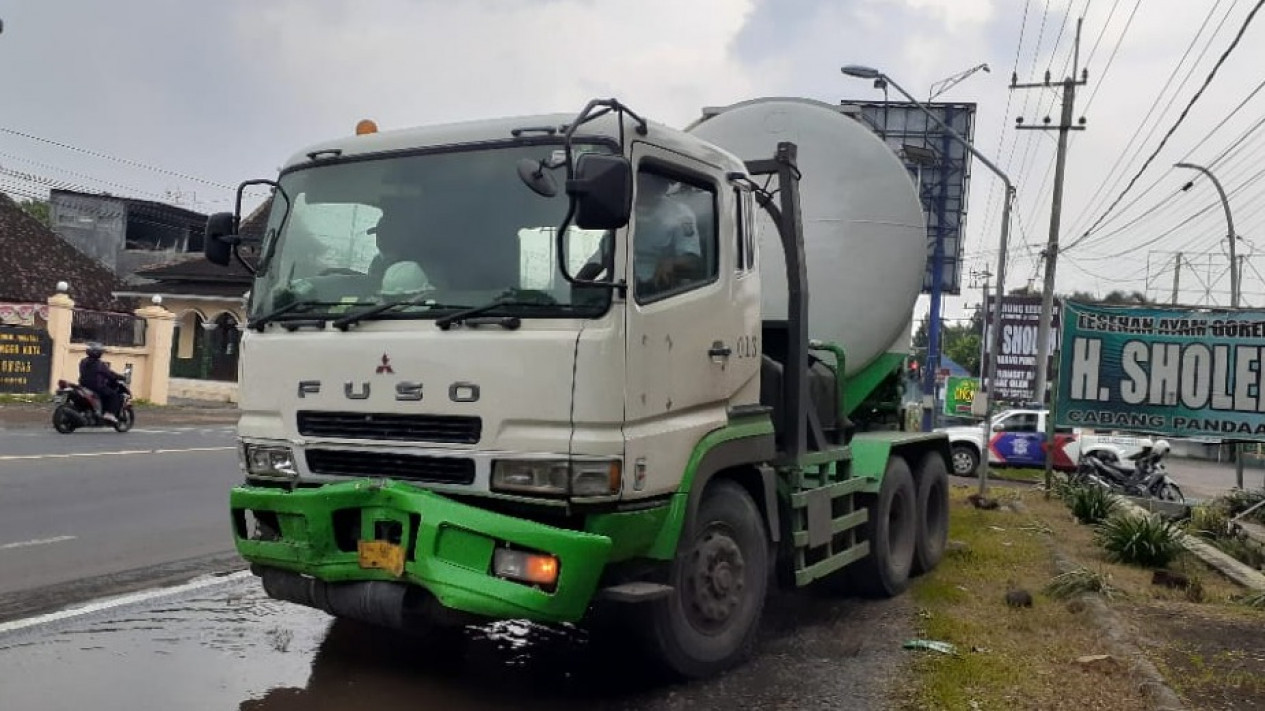 Terlibat Kecelakaan Beruntun, Muatan Ikan Pick Up Tumpah di Jalur Pantura Tongas Probolinggo
            - galeri foto