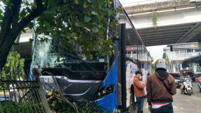 Bus TransJakarta Tabrak Trotoar di Klender Jaktim