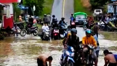 Banjir Ganggu Lalu Lintas Kapuas Hulu Menuju Pontianak Kalimantan Barat