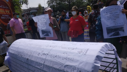 Bawa Keranda Mayat ke Kantor Wali Kota Medan, Massa Tuntut Pemilihan Ulang Kepling