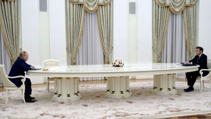 Macron Menolak Tes Covid-19 di Rusia Karena Takut Dicuri DNA-nya