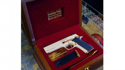 Prabowo Beri Pistol Buatan Pindad ke Florence Parly