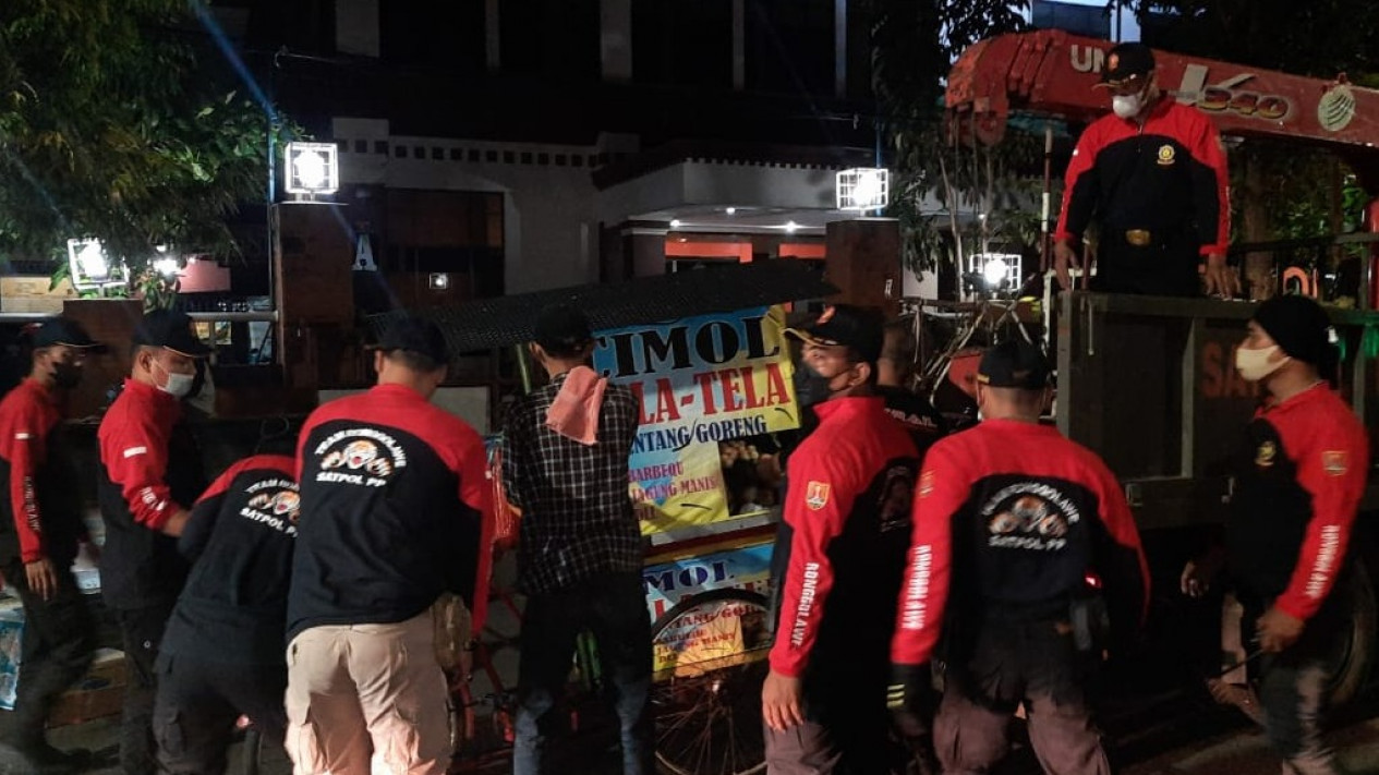 PKL di Imam Barjo Semarang Ditertibkan Satpol PP, Ini Pelanggarannya
            - galeri foto