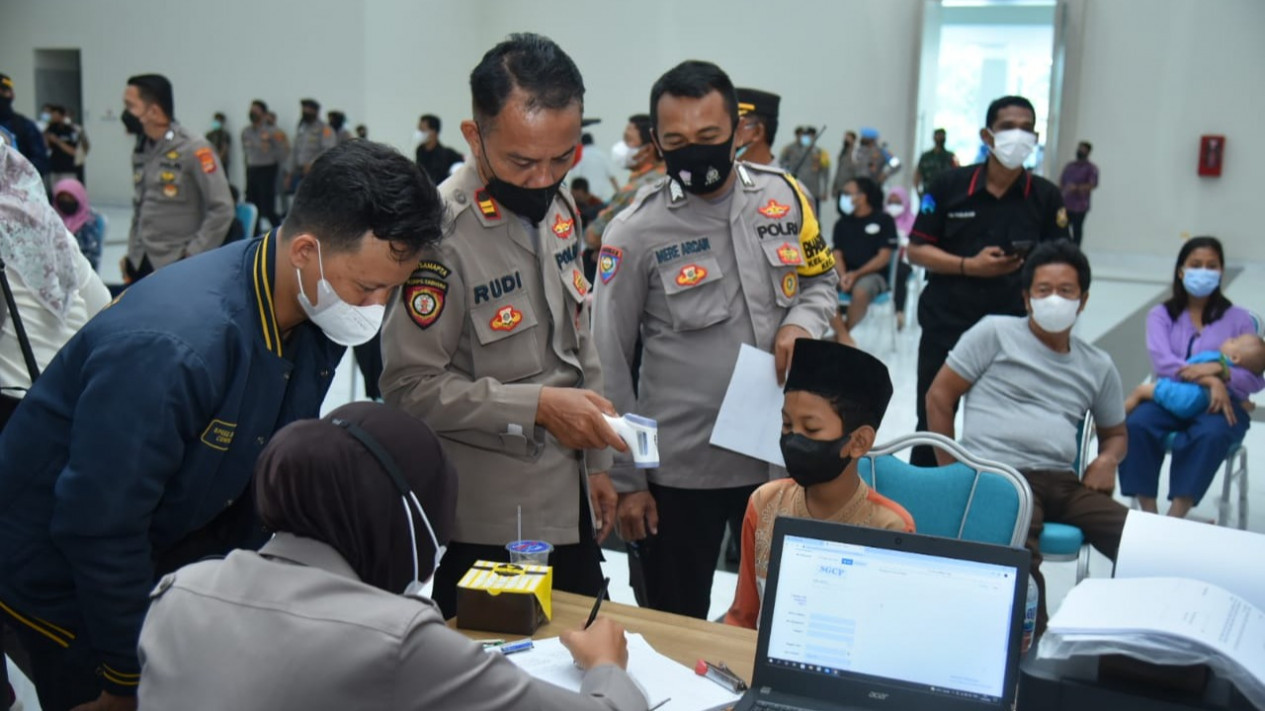 Bertambah 329 Kasus, Polda Lampung Percepat Vaksinasi  Lansia dan Anak
            - galeri foto