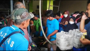 Masih Langka, Warga di Banjar Jabar Antri Sejak Subuh Beli Minyak Goreng Curah