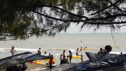 Menikmati Keteduhan Cemara di Pantai Ngebum Kendal
