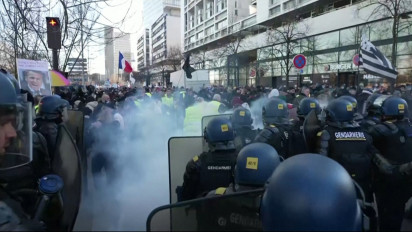 Aksi Protes Tolak Kebijakan Pembatasan Sosial Akibat Covid-19 di Paris Berakhir Ricuh