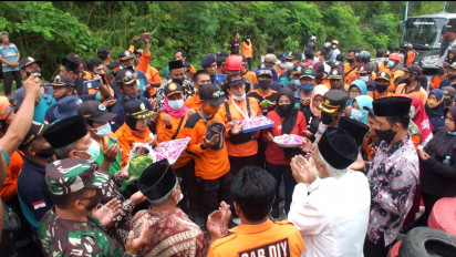 Ratusan Relawan Gelar Doa Bersama di Lokasi Kecelakaan Bus Pariwisata