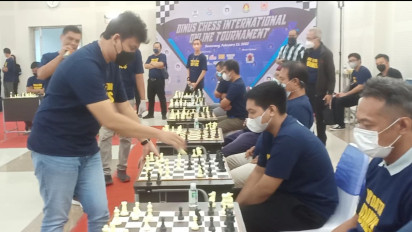 Grand Master Susanto Megaranto Hadapi Puluhan Pemain Catur secara Simultan