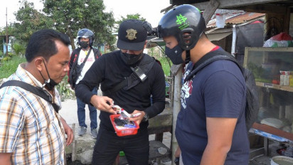 Polrestabes Medan Gerebek Kampung Narkoba, Tujuh Orang Ditangkap dan Sita Sabu Serta Puluhan Mesin Judi