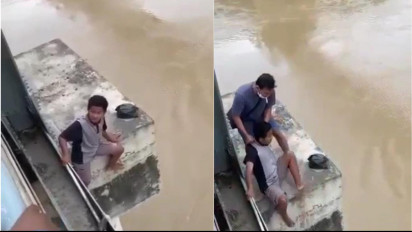 Warga Bojonegoro Gagalkan Aksi Nekad Bocah SD Kelas 6  yang Coba Bunuh Diri di Jembatan