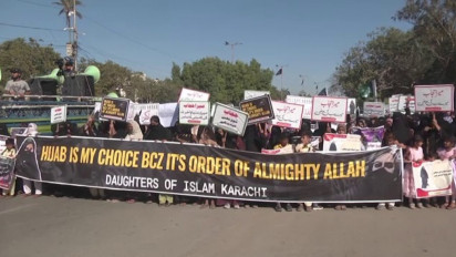 Ratusan Wanita Muslim Pakistan Gelar Aksi Protes Larangan Penggunaan Jilbab Sejumlah Sekolah di India