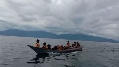 Perjuangan Anak-Anak di Daerah Minim Fasilitas untuk ke Sekolah, Naik Perahu Melintasi Lautan Sikka