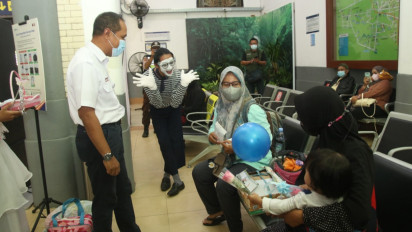 Di Hari Valentine, PT KAI Bagi-Bagi Cokelat dan Boneka ke Penumpang