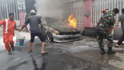 Sebuah Mobil Sedan Terbakar, Jl Karangpawitan Garut Macet Parah