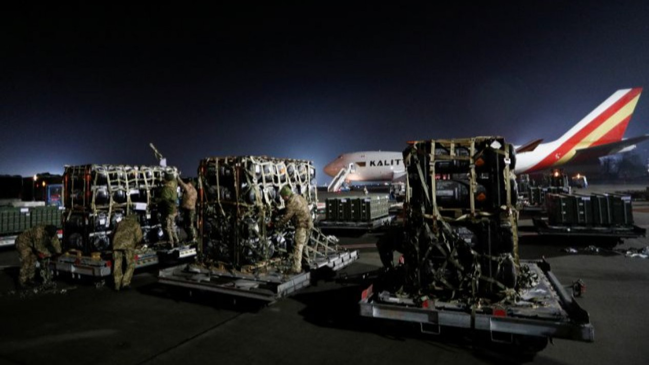 Ukraina Semakin Memanas, Maskapai Penerbangan Mulai Menhindari Wilayah Udara Ukraina
            - galeri foto