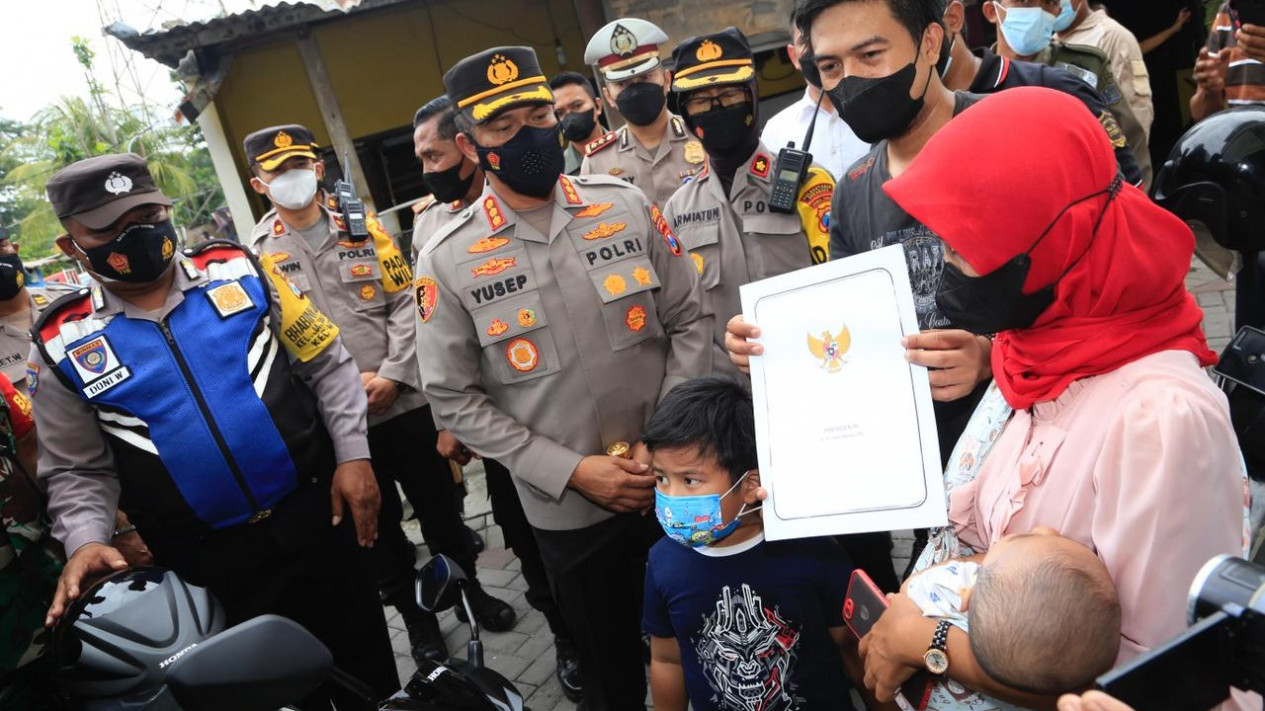 Bercuit di Twitter Kehilangan Motor, Ojol Wanita di Surabaya dapat Motor Baru dari Presiden Jokowi
            - galeri foto