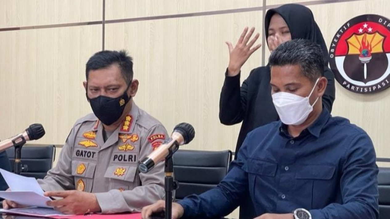 Polda Jawa Timur Selidiki Keikutsertaan Seorang Polisi Dalam Ritual Maut di Jember
            - galeri foto