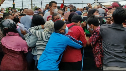 Demi Minyak Goreng Murah, Warga Rela Berdesakan hingga Terhimpit Satu dengan Lainnya