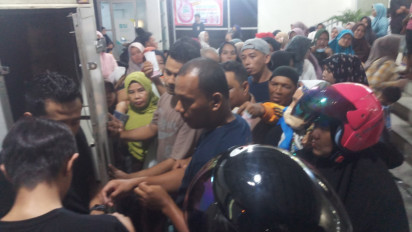 Minyak Goreng Langka, Ratusan Warga Meulaboh Antre hingga Malam Hari