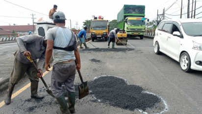 Jalan Berlubang di Jalur Pantura Pemalang-Batang Akhirnya Mulai Ditambal