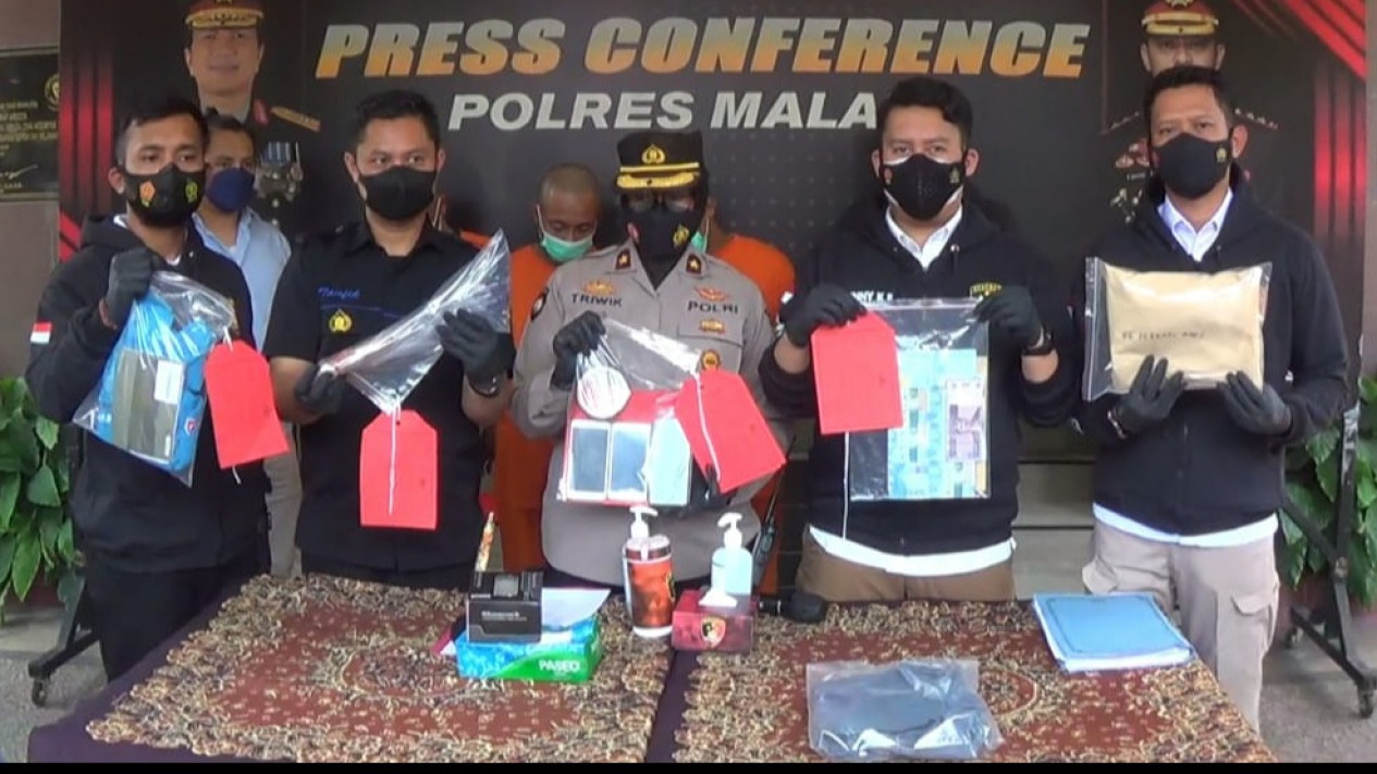 Menyamar sebagai Penumpang, Tiga Pelaku Begal Taksi Online Diamankan
            - galeri foto