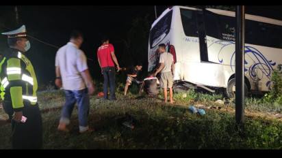 Tak Kuat Menanjak, Truk Berjalan Mundur Tabrak Bus Rombongan Peziarah, 18 Orang Luka-luka