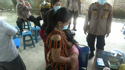 Disuntik Vaksin Covid-19, Warga di Kosambi Tangerang Menangis Hingga Pingsan