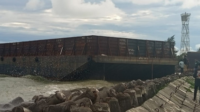 Dihantam Badai, Kapal Tongkang Tak Bertuan Terdampar di Pantai Meulaboh