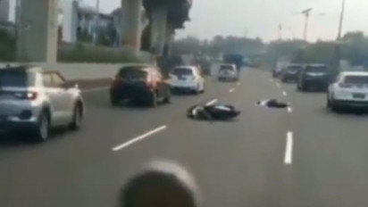 Pelajar Tertabrak Mobil Ketika Mengendarai Motor di Tol Jakarta-Cikampek