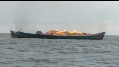 Kapal KLM Samudera Bermuatan 80 Arang Bakau Terbakar di Perairan Malaysia, 2 Kru Kapal Hilang