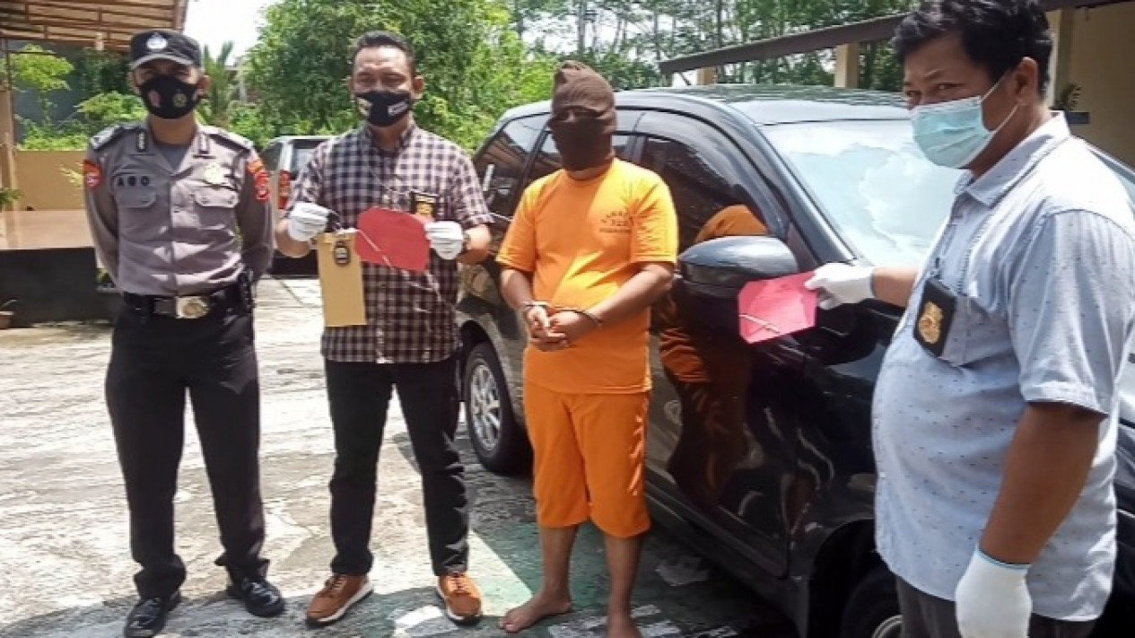Dua Tahun Buron, Sopir Bawa Kabur Mobil Majikan Diringkus Polisi di Sleman
            - galeri foto