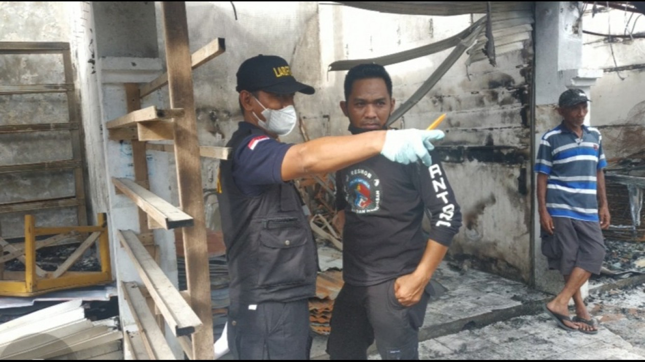 Tim Labfor Polda Sulsel Periksa Puing Kebakaran 41 Kios di Pasar Sentral Selayar
            - galeri foto