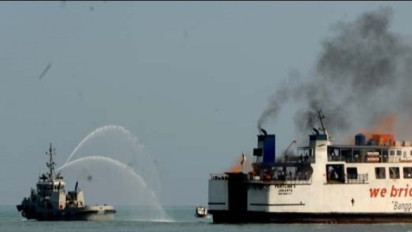 Kapal Feri Terbakar di Yunani