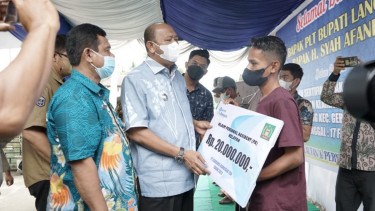 Plt Bupati Langkat Serahkan 70 Sertifikat Tanah dan Asuransi untuk Nelayan
