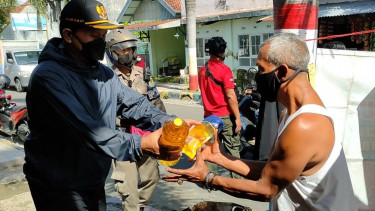 Mahal dan Langka, Wali Kota Madiun Bagi-bagi Minyak Goreng Gratis